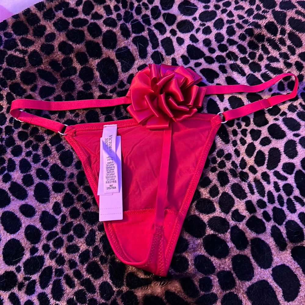 Victoria’s Secret v string, Christmas bow 🤶